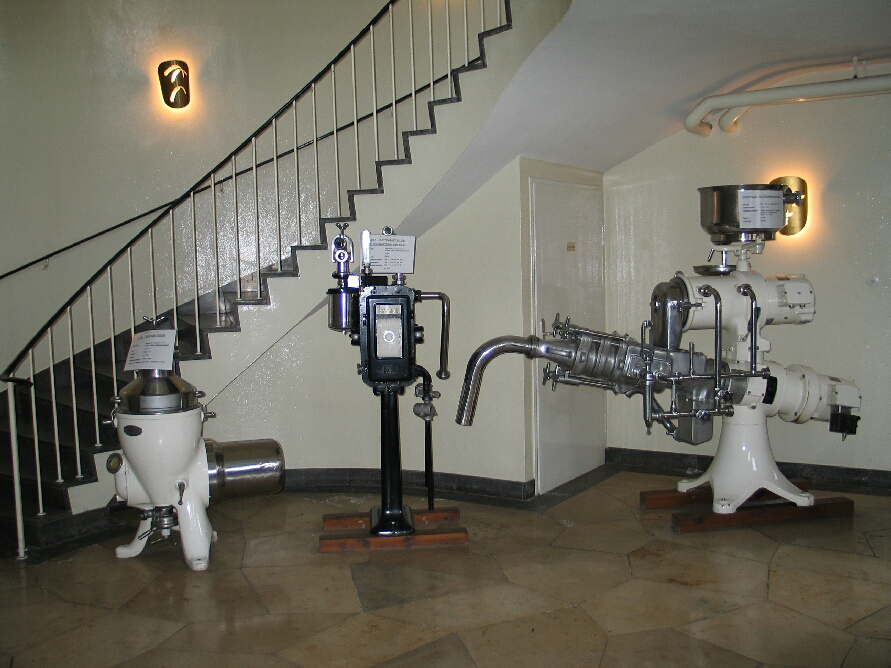 Historische Geräte im Treppenhaus der MLUA