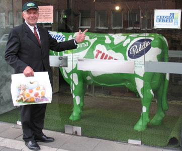 Vorsitzender des Vereins Milch & Kultur Rötger Belke-Grobe im Jahr 2006 bei der Öffnung der Ausstellung des Vereins in Kön.